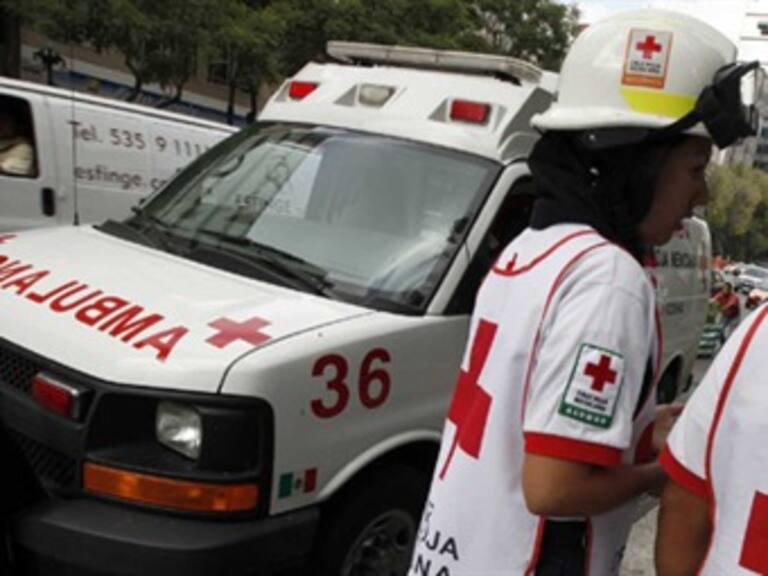 Muere pasajero al volcar camioneta en Pantitlán