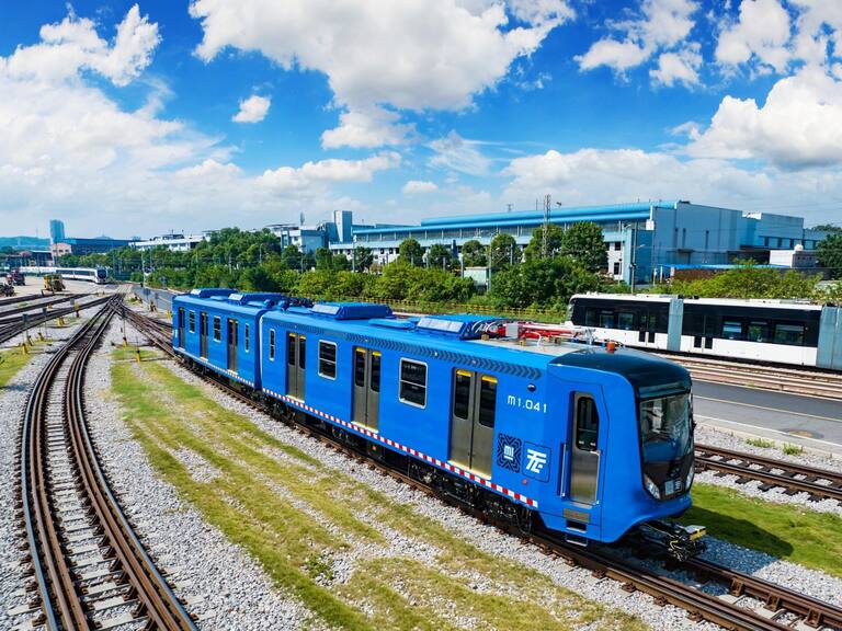 Reabren estaciones del tren ligero