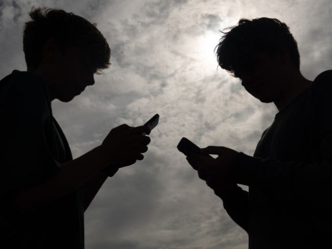 Australia prohíbe redes sociales a menores de 16: Dos jóvenes demandan por violación a su derecho a la libertad