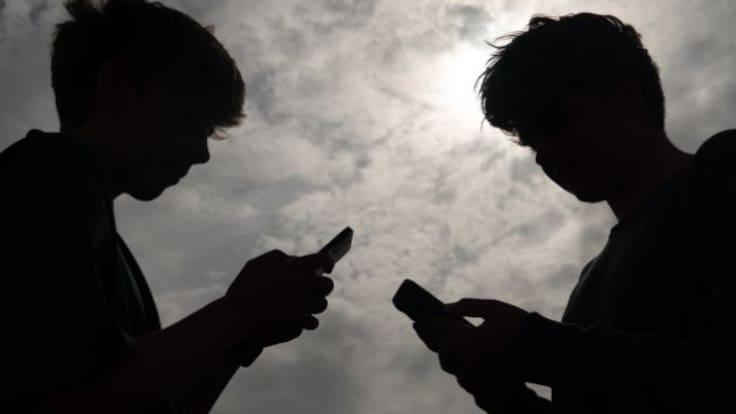 Australia prohíbe redes sociales a menores de 16: Dos jóvenes demandan por violación a su derecho a la libertad