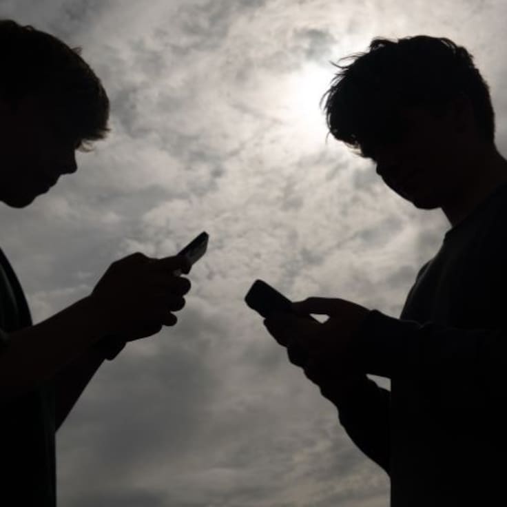 Australia prohíbe redes sociales a menores de 16: Dos jóvenes demandan por violación a su derecho a la libertad