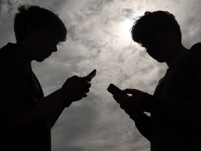 Dos jóvenes australianos presentaron una demandan por violación a su derecho a la libertad tras la prohibición de las redes sociales.