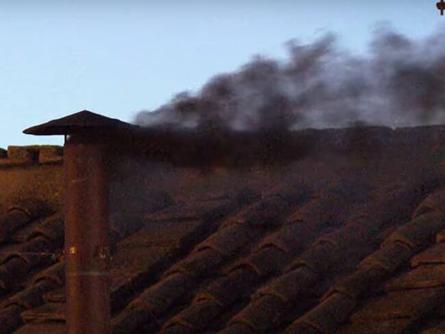 Humo negro lanza la primera fumata en la Capilla Sixtina