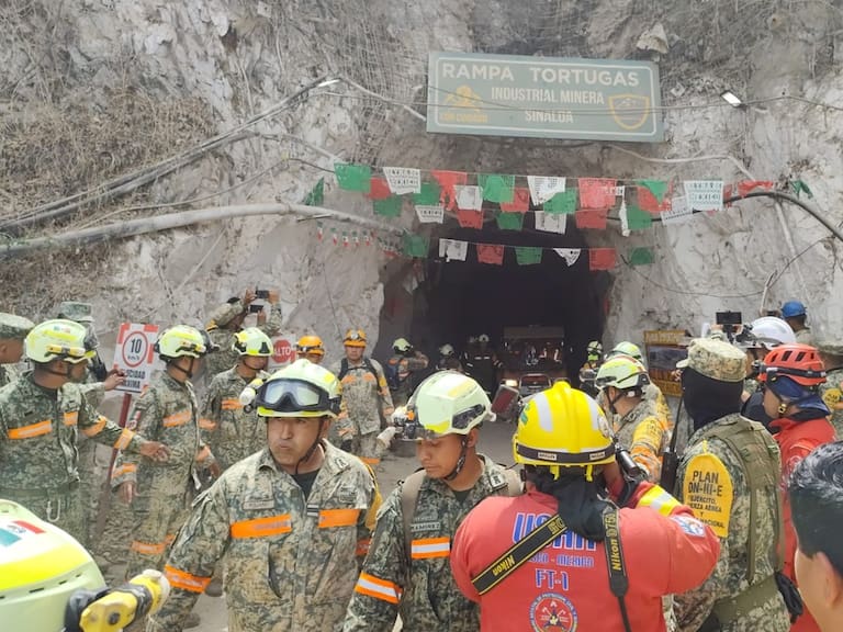 Flanqueado por una valla de rescatistas el ingeniero Francisco Zapata Nájera, de 42 años fue rescatado esta mañana de la mina Santa Fe, luego de 14 días.