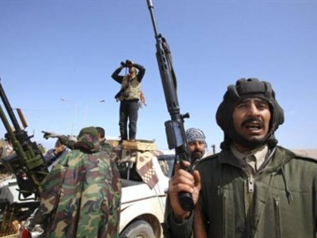 Lucha en Trípoli mientras Angola y Zimbabwe podría asilar a Gadafi