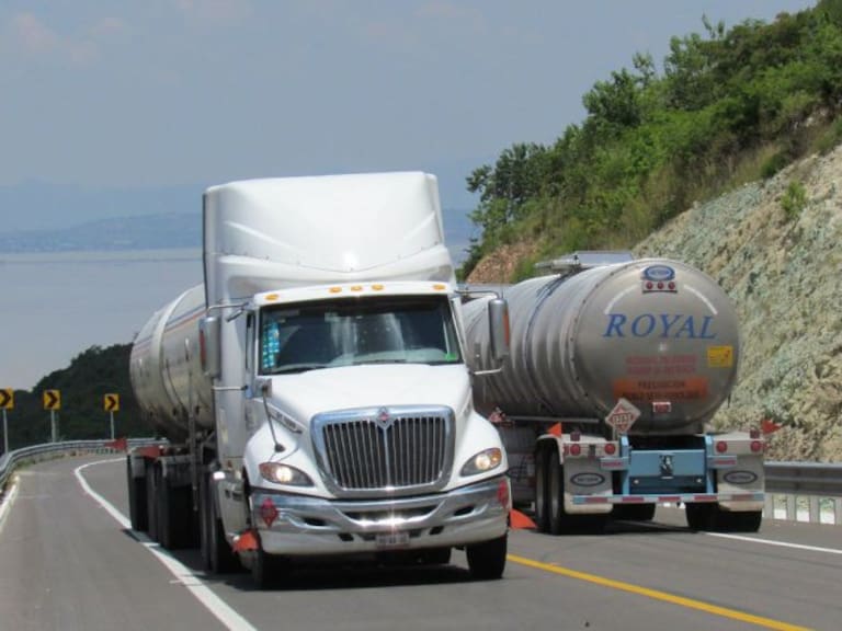 SCT restringe horario de tránsito de camiones de carga en periodo vacacional