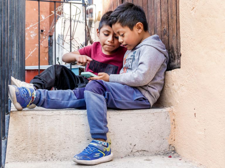 Gobierno de Querétaro prohibe redes sociales y uso de celulares a menores en escuelas