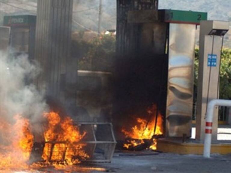 Atacan e incendian gasolinera en Uruapan
