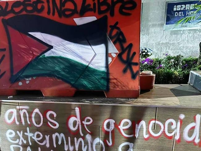 Manifestantes realizan pintas frente a la Embajada de Israel en México