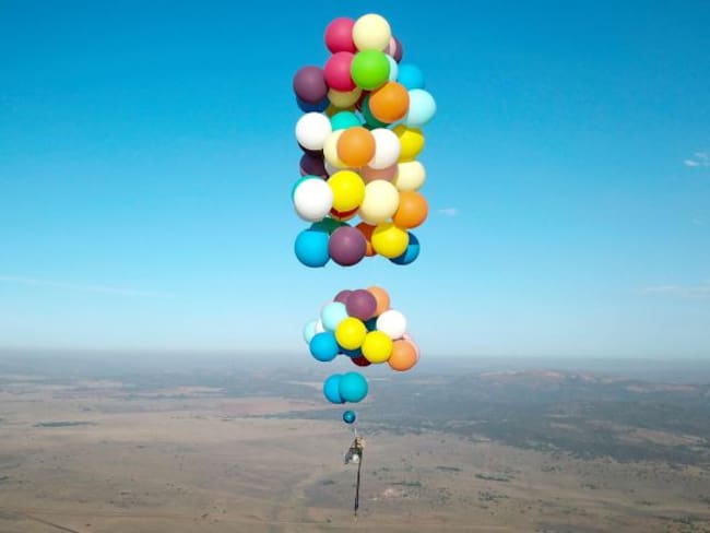 Hombre se inspira en “Up” y logra volar con 100 globos
