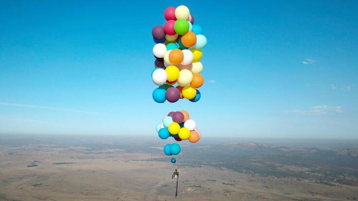 Hombre se inspira en “Up” y logra volar con 100 globos