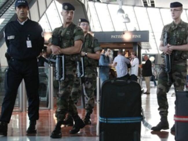 Reino Unido refuerza seguridad en aeropuertos tras aviso de EU