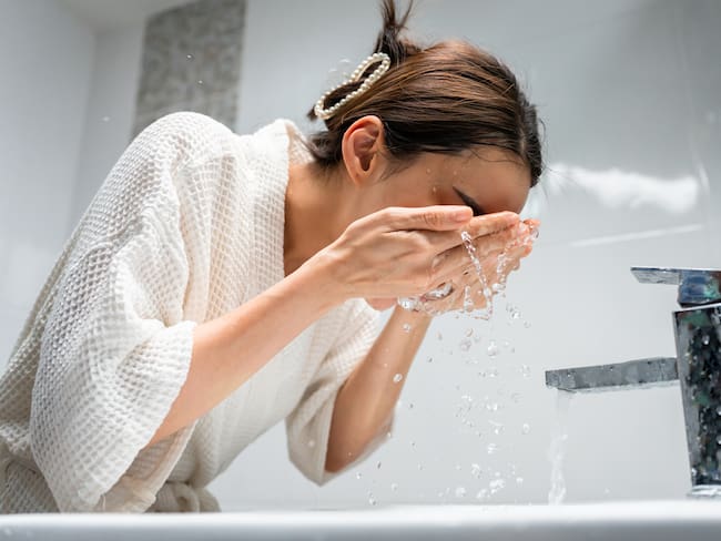 Agua fría en la cara por las mañanas: ¿realmente beneficia a la piel o es un mito?