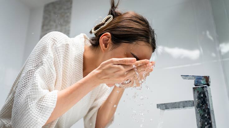 Agua fría en la cara por las mañanas: ¿realmente beneficia a la piel o es un mito?