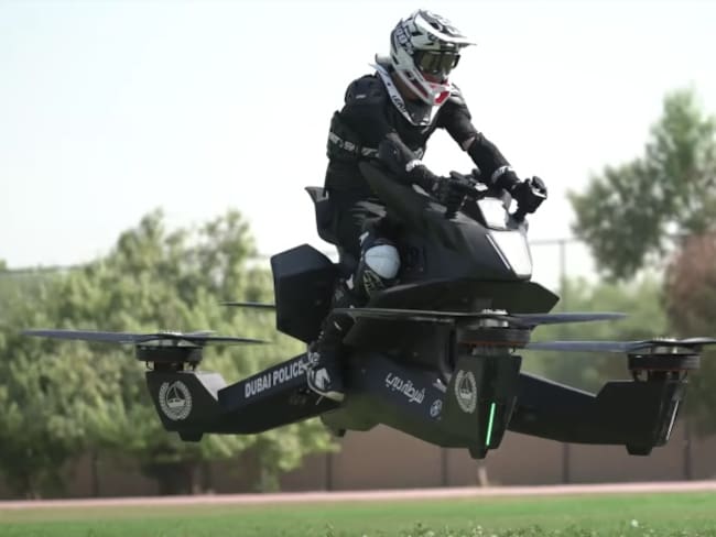 Policía de Dubai entrena en motos voladoras