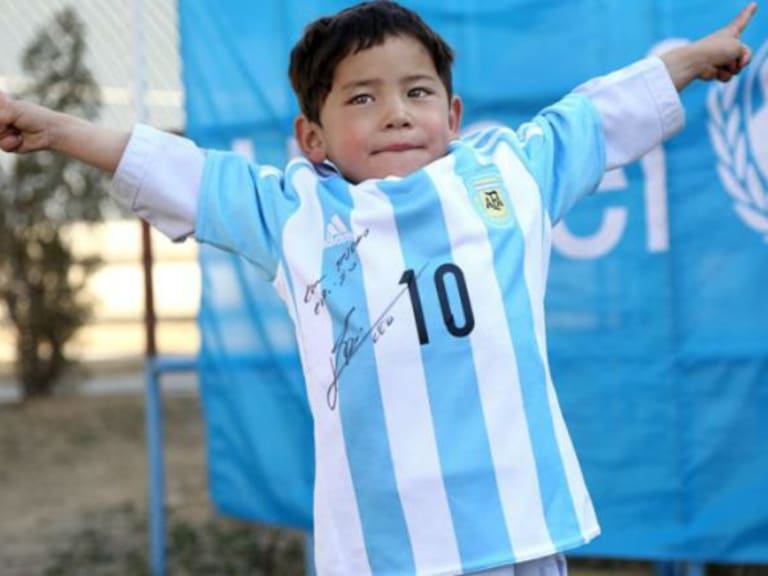 Messi envía playera autografiada a niño afgano