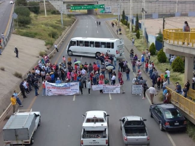Trabajadores del gobierno bloquean vías de acceso a Zacatecas