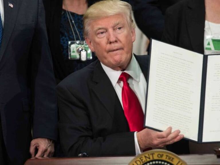 Trump firma la orden para construir el muro fronterizo