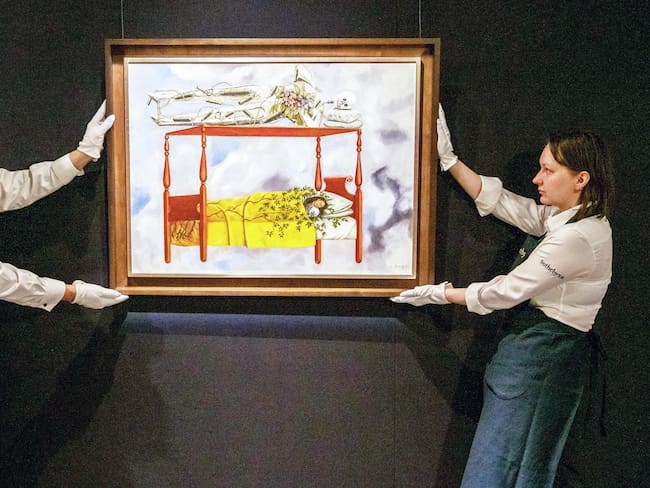 Frida Kahlo rompe récord mundial: “El sueño (La cama)” se convierte en su obra más cara vendida en subasta