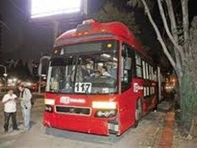 Lesionadas, 16 personas por choque de automóvil con unidad de Metrobús