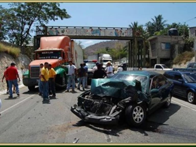 Accidente de tráiler deja dos muertos y seis heridos en la México-Querétaro