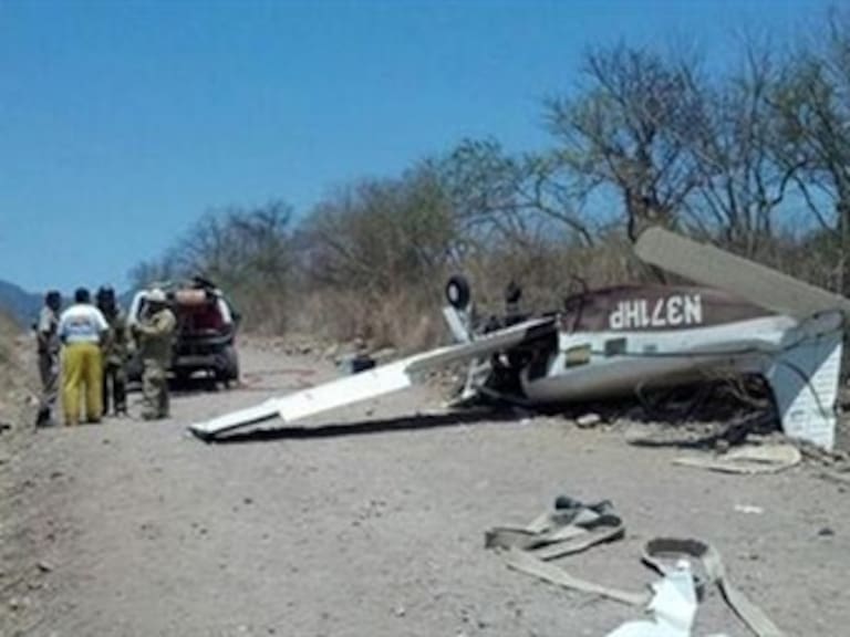 Mueren dos personas por desplome de avioneta