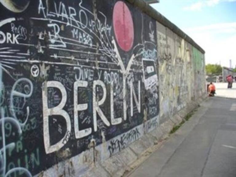 Recuerda Alemania 50 aniversario de construcción del Muro de Berlín