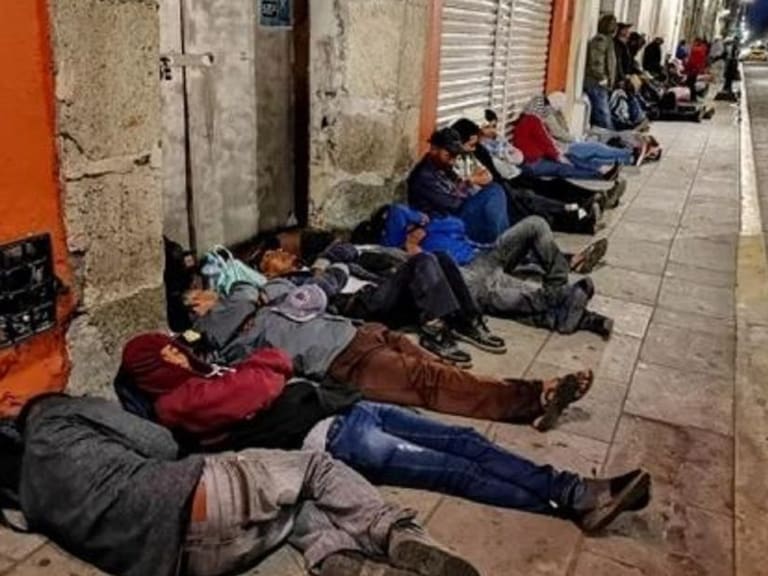 Campesinos de Oaxaca duermen en la calle para recibir pago de apoyo federal