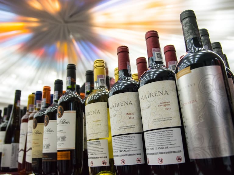 Para verificar que la bebida alcohólica es auténtica deberás comprobar que cuente con el marbete, la tipografía correspondiente y evitar aquellos impresos con tinta de mala calidad