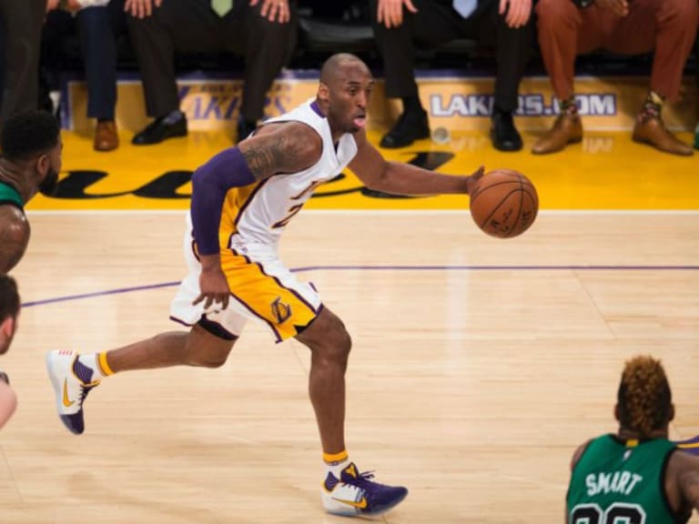 Kobe Bryant jugó el último Clásico de su carrera en derrota de los Lakers