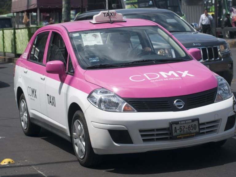 Modernizan taxis de la CDMX con taxímetro digital y botón de pánico