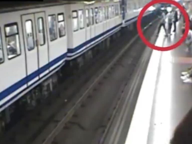 Mujer cae a las vías del Metro por ir viendo su celular