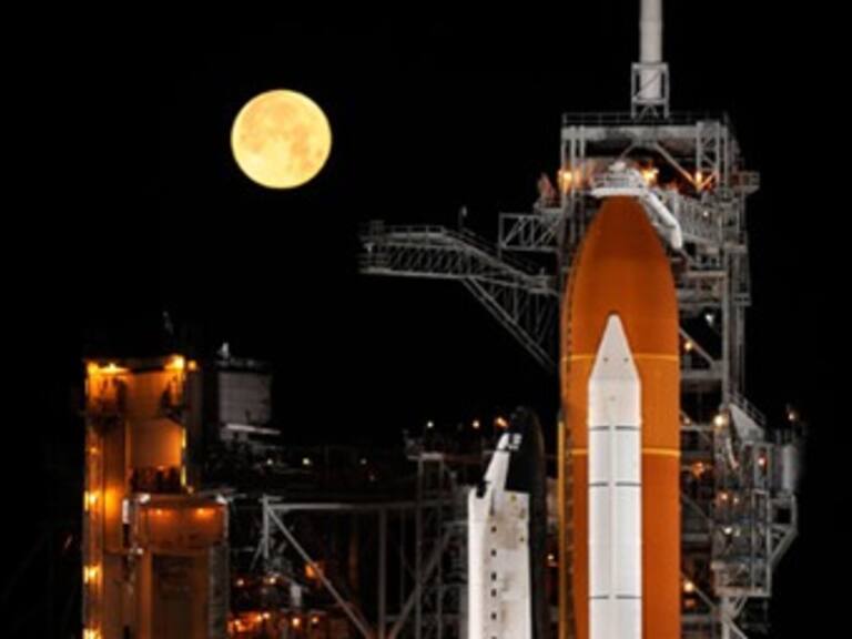 Resuelve NASA problema y espera lanzamiento nocturno de Discovery