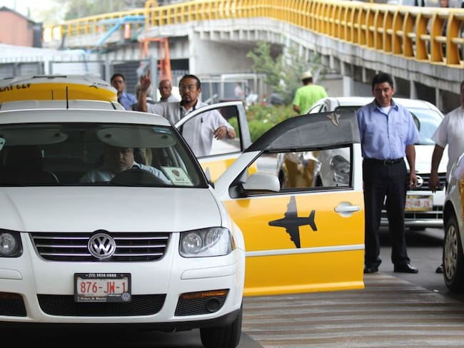 Pérdidas de hasta 70% para taxistas del Aeropuerto por taxis de app