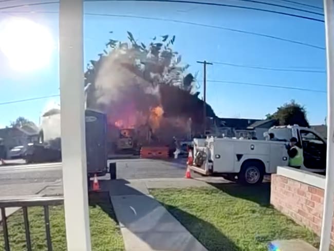 Cámara de seguridad graba la fuerte explosión de una casa en California por una fuga de gas | VIDEO