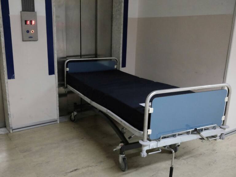 El elevador se desplomó cuando la camilla y el paciente iban a penas a la mitad.