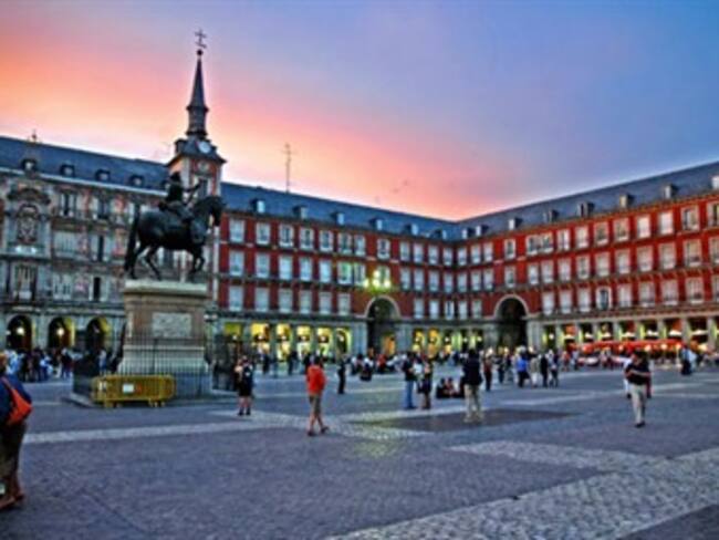 Descubre un histórico y sexy tour con Juan Naranjo, el repoeta de la noticia desde Nueva York