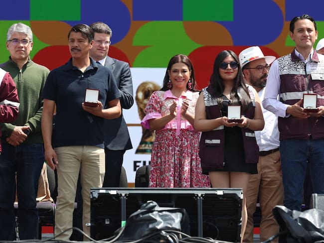 Brugada reconoce a trabajadores por apoyo en Mundial; responden con gritos de “bono”