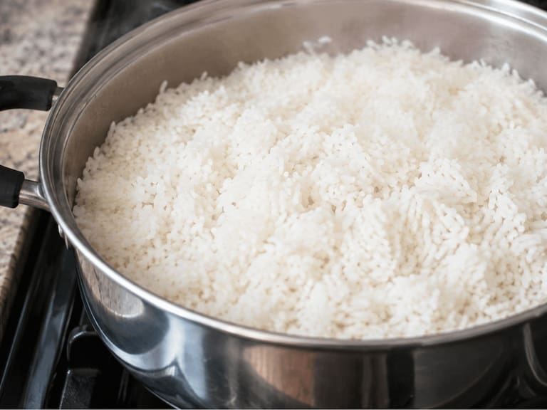 El hábito que debes evitar si quieres preparar un arroz perfecto. IA