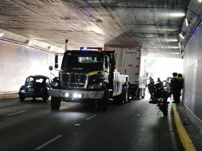 Camión se atora en bajo puente de Viaducto y desquicia vialidad