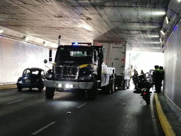 Camión se atora en bajo puente de Viaducto y desquicia vialidad