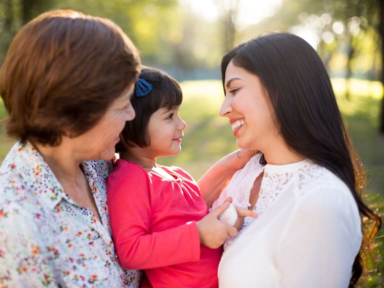 ¿Por qué se celebra el 10 de mayo? Frases para dedicarle a mamá en su día