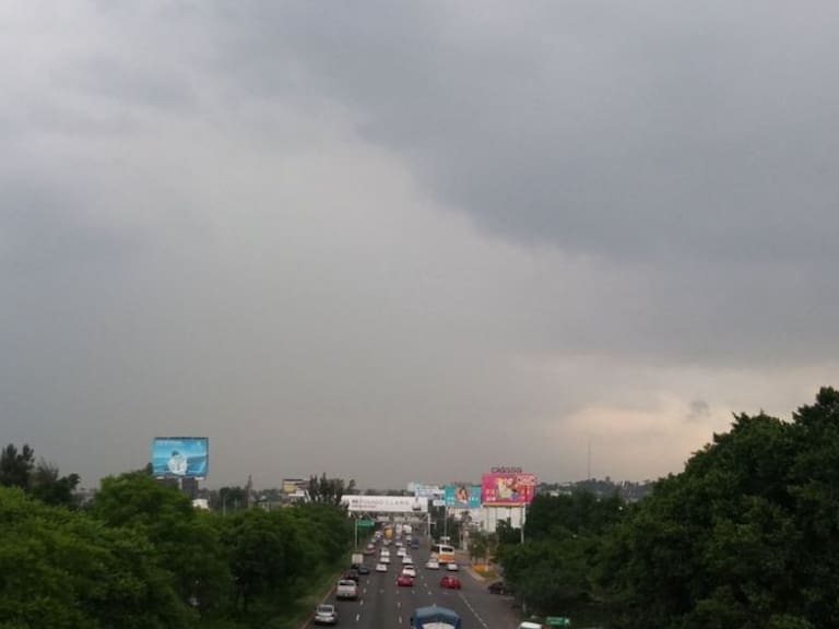 Lluvia abre bache poncha llantas en carretera a Chapala