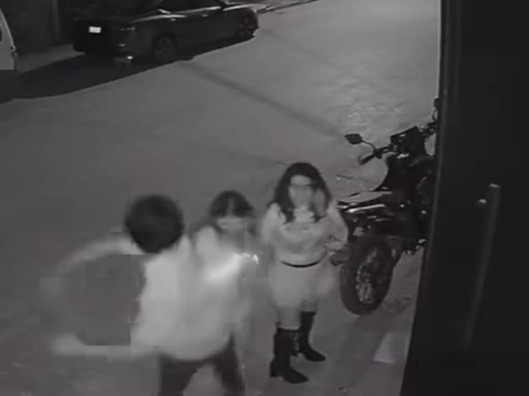 Una cámara de videovigilancia muestra a Christian "N" golpeando de forma directa a Melanie, quien sufrió varias fracturas y podría perder su ojo izquierdo.