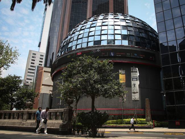 Cae hombre del edificio de la Bolsa Mexicana de Valores