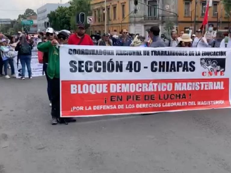 Marchan maestros, protestan en el Zócalo capitalino