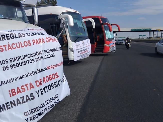 Transportistas exigen seguridad en carreteras, cierran parcialmente accesos a la CDMX
