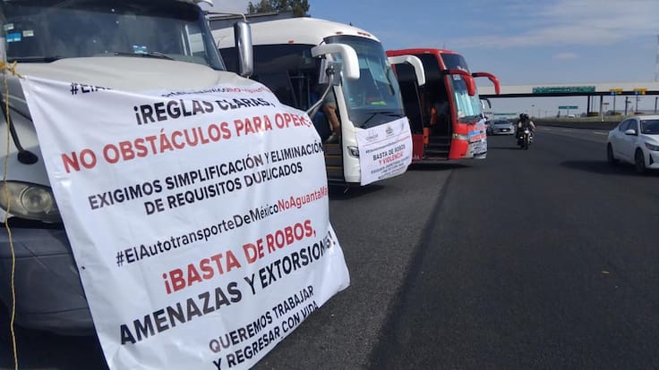 Transportistas exigen seguridad en carreteras, cierran parcialmente accesos a la CDMX