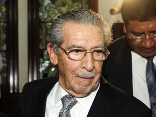 Ordenan procesar a Ríos Montt por genocidio y crímenes de guerra