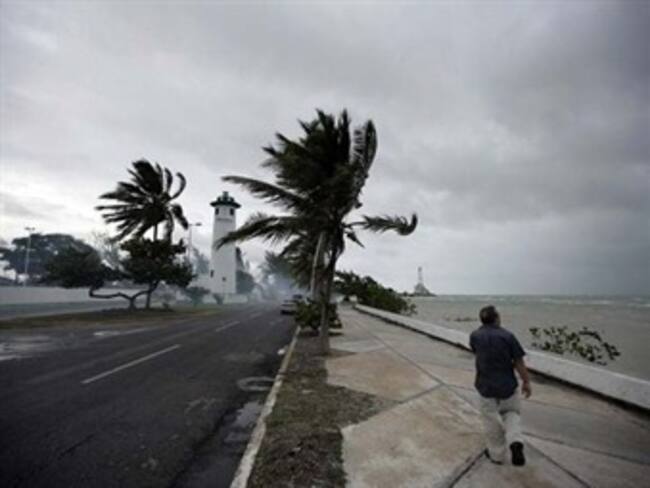 'Karl' amenaza de nuevo a México; se fotalece 'Igor'